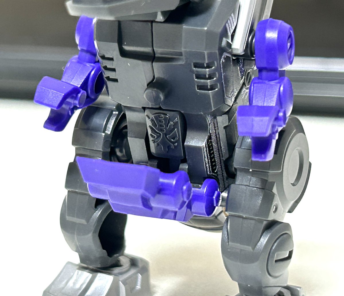 _blackburn_'s tweet photo. ギガストーム&amp;レオプライム(ビーストモード)
ビーストモードのレオプライムはあまり生っぽくはなくメカ寄りのデザイン。
ギガストームは兄ちゃん同様みょうにタイムリーなラインナップ、しかもリデコ元のダイナザウラーよりも先に出るというゲルシャーク現象。
#ブロッキーズ
#トランスフォーマー https://t.co/OTK81AgbDL