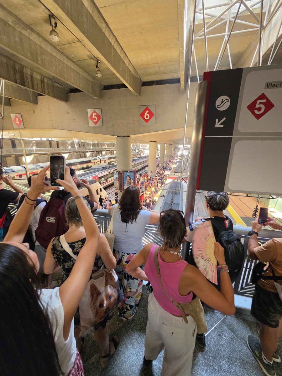 ARTYPINTO's tweet photo. @CercaniasMadrid @oscar_puente_ @C3enfurecida @Adif_es @Renfe @rta_com_es @fomentogob @AytoPinto @IdiazAyuso @ComunidadMadrid  @telemadrid @MadridDirecto @SufreCercanias De esto Ministro Twitter ni hablamos pedazo de inútil. https://t.co/YCYTSzxm5K