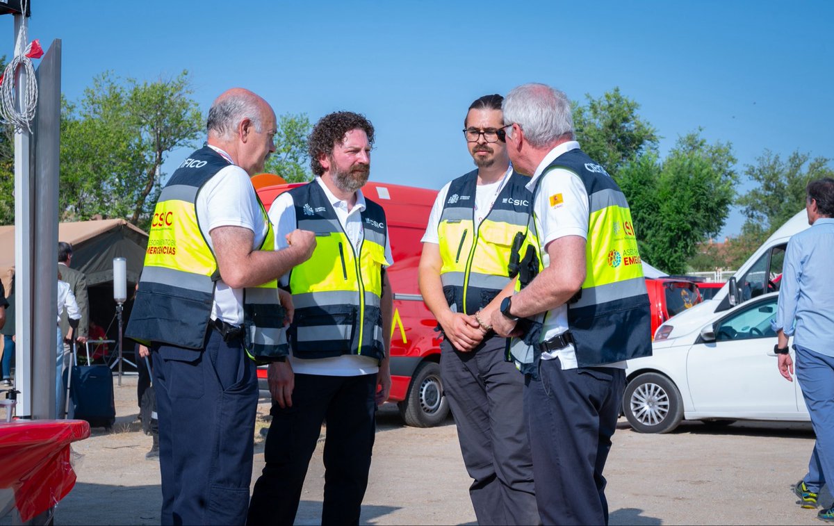 CSIC's tweet photo. El #CSIC ha desplazado a 25 personas de cinco institutos que trabajan día y noche, tanto desde el terreno como dando apoyo externo
Estas tareas aportan información para facilitar la toma de decisiones por parte de los gestores de la emergencia basadas en la evidencia científica https://t.co/QSARs2z4nt