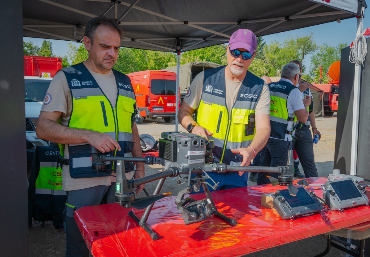 CSIC's tweet photo. El #CSIC ha desplazado a 25 personas de cinco institutos que trabajan día y noche, tanto desde el terreno como dando apoyo externo
Estas tareas aportan información para facilitar la toma de decisiones por parte de los gestores de la emergencia basadas en la evidencia científica https://t.co/QSARs2z4nt
