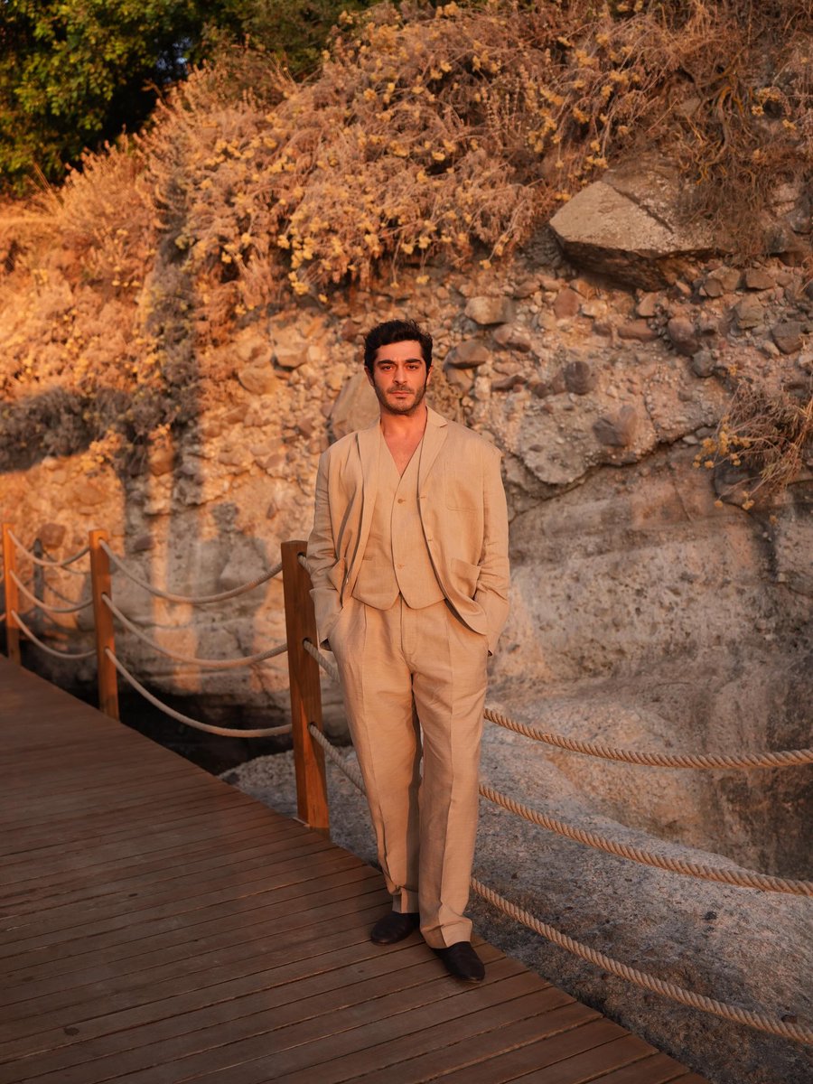 Burak_TrFanlari's tweet photo. Hello! Türkiye Instagram hesabında geçtiğimiz günlerde Bodrum'da ma��aza açılışı yapan dünyaca ünlü Fransız moda markası "Jacquemus"in davetine katılan ve tarzıyla bütün dikkatleri üzerine çeken #BurakDeniz'in etkileyici bir fotoğrafını paylaştı.🌟 https://t.co/CjDwetXm9d