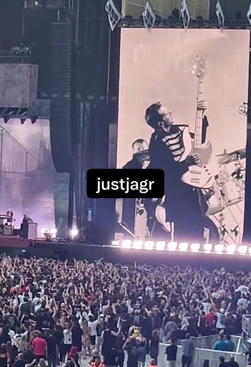 jagr____'s tweet photo. I will never ever ever get over this night #mychemicalromance https://t.co/FCSFbQGf0e