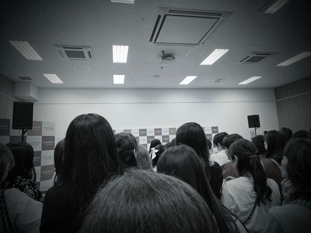 symphony0425's tweet photo. 昨日は新曲 #ライライライ 初披露ということで、撮影もこの曲のみ。私の立ち位置からは到底ムリなので撮影は諦め、しっかりと聴くことに。
ノリがよくて元気が出る曲で、フリを覚えてみんなでやったら楽しそうだね🤭
メンカラの新衣装もすごく華やかで、みんな王子様みたいで素敵だったよ💖

#MATSURI https://t.co/eU3qDz0GwY