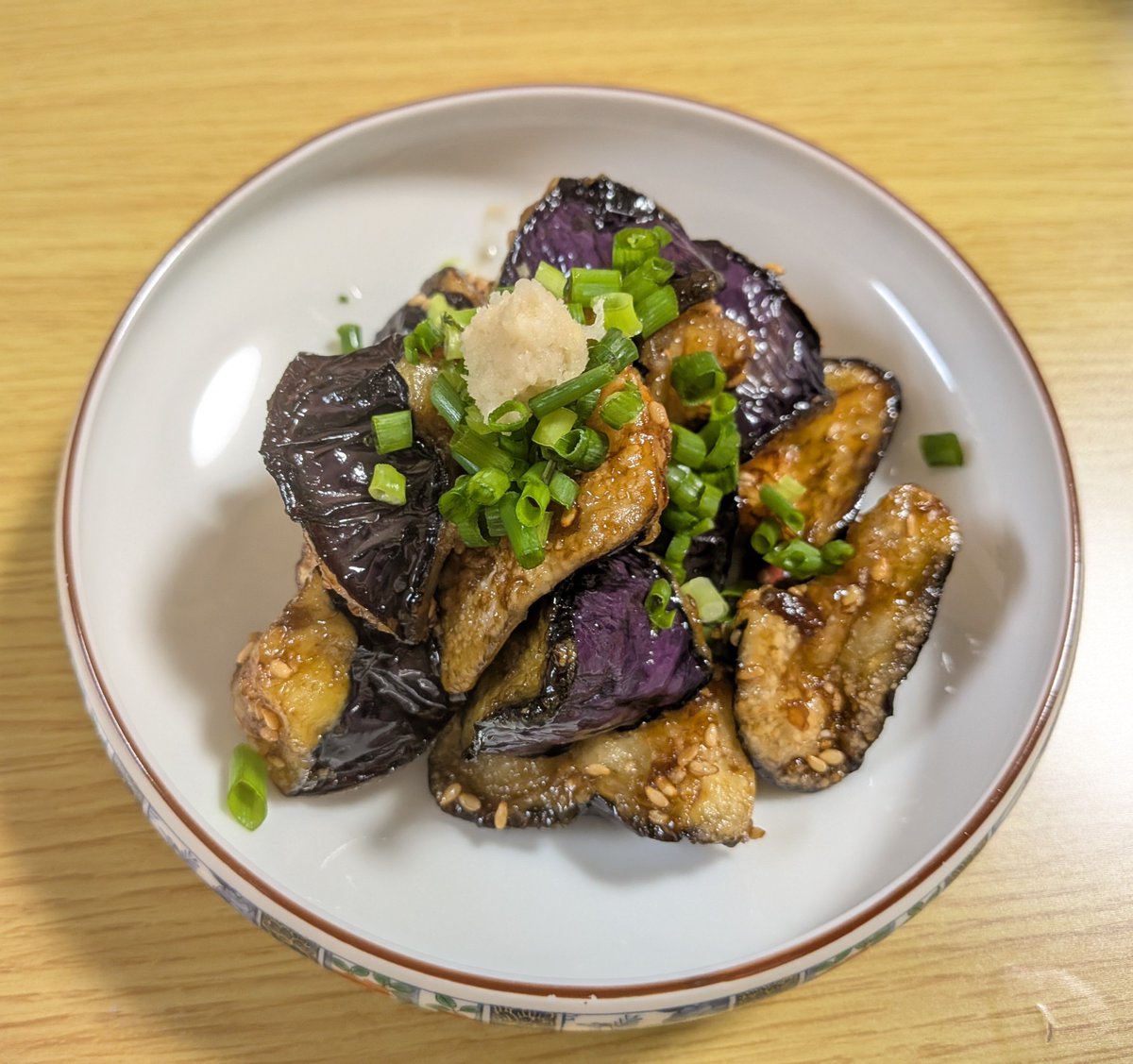 1027ymkh's tweet photo. フォロワーさんからいただいたナスでもう1品。揚げナスの甘醤油絡め🍆
思いつきで、カルビーポテチのり塩味と一緒に食べたら100倍美味しくなったꉂ🤣𐤔 https://t.co/jhExkzgQRa