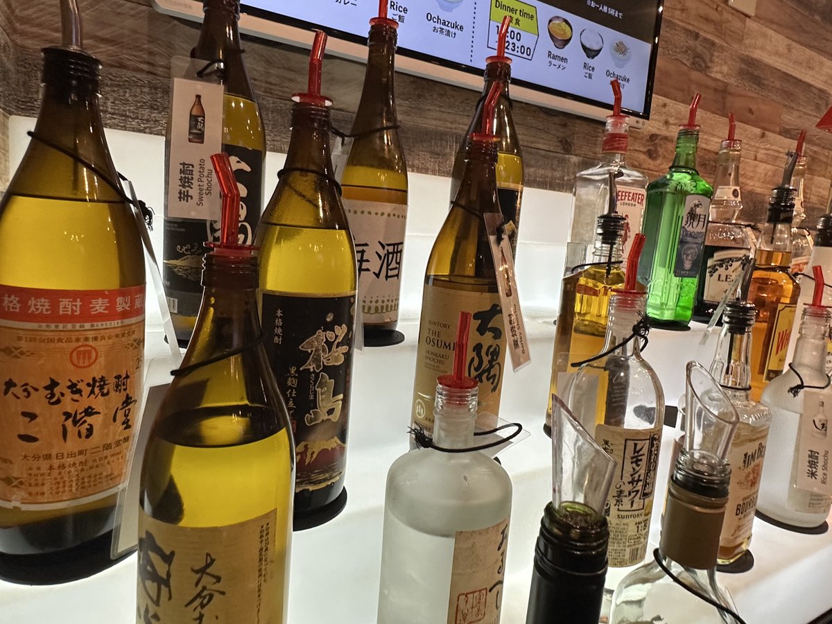 Bajiro_sub's tweet photo. 【バスタ新宿ユーザー必見！高速バス搭乗待ちの最適解なサウナ施設はこちら！】

バスタ新宿は新宿駅南口にある日本最大の高速バスターミナル！高速バス乗り場にも関わらずちょっとした空港規模の発着数を誇る巨大施設である！しかしながら待合室の椅子に限りがあったり利用者が多すぎるので正直寛げる環境で��ないのは否めない！

そこで登場するのがバスタ新宿から徒歩5分の日帰り湯処プラン¥1980がヤバすぎる！

こちらのサウナはセルフロウリュ対応の高温ドライサウナ！15°C程の高水量滝シャワーできりっと身体を引き締めてからのしっかり寛げるインフィニティチェアの外気浴空間は至福のひと時！

さらに3階のラウンジ利用も利用可能！
・ハイボール・サワー・ワイン・日本酒飲み放題
・出来たてポップコーン無料
・夜鳴きラーメン・〆のお茶漬け無料
・無料マッサージチェアで漫画読み放題
・館内着無料貸出し付き
・ラグジュアリーな館内で心からリラックス！

空港のラウンジより快適かもしれない！

この内容でバスタ新宿まで徒歩5分だから高速バス���集合時間を加味してもギリギリまで利用する事が出来てしまいます！

快適な高速バス旅のお供にお勧めです！