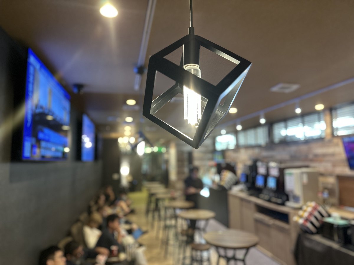 Bajiro_sub's tweet photo. 【バスタ新宿ユーザー必見！高速バス搭乗待ちの最適解なサウナ施設はこちら！】

バスタ新宿は新宿駅南口にある日本最大の高速バスターミナル！高速バス乗り場にも関わらずちょっとした空港規模の発着数を誇る巨大施設である！しかしながら待合室の椅子に限りがあったり利用者が多すぎるので正直寛げる環境で��ないのは否めない！

そこで登場するのがバスタ新宿から徒歩5分の日帰り湯処プラン¥1980がヤバすぎる！

こちらのサウナはセルフロウリュ対応の高温ドライサウナ！15°C程の高水量滝シャワーできりっと身体を引き締めてからのしっかり寛げるインフィニティチェアの外気浴空間は至福のひと時！

さらに3階のラウンジ利用も利用可能！
・ハイボール・サワー・ワイン・日本酒飲み放題
・出来たてポップコーン無料
・夜鳴きラーメン・〆のお茶漬け無料
・無料マッサージチェアで漫画読み放題
・館内着無料貸出し付き
・ラグジュアリーな館内で心からリラックス！

空港のラウンジより快適かもしれない！

この内容でバスタ新宿まで徒歩5分だから高速バス���集合時間を加味してもギリギリまで利用する事が出来てしまいます！

快適な高速バス旅のお供にお勧めです！