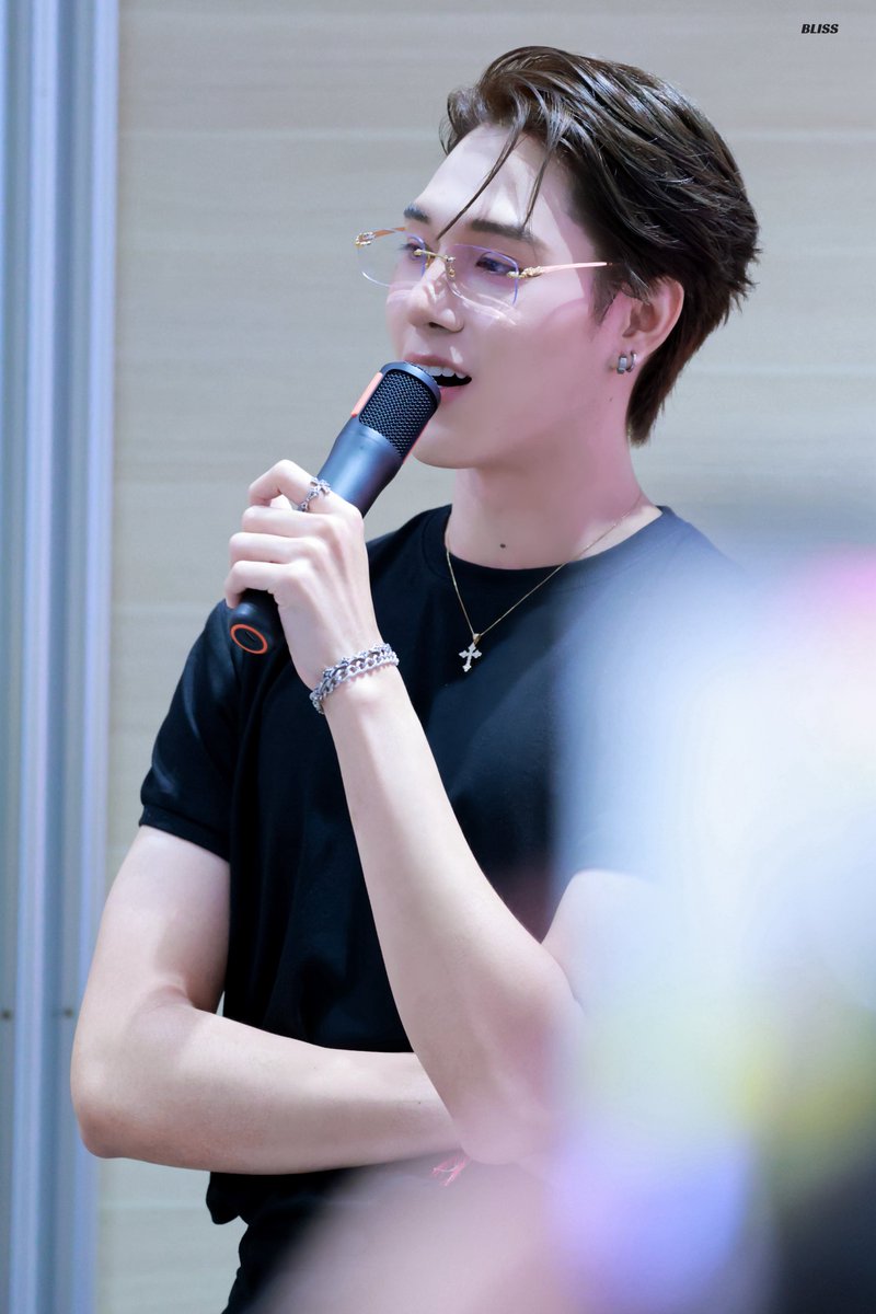Bliss_SkyNani's tweet photo. 20260729 : GMMTV Fan Sign 

หล่อจนจะบ้าตายอยู่แล้ววววว!🫠

SKYNANI SMYLENEONA FANSIGN

#งานมหกรรมนิยายนานาชาติ2026xSkyNani
#hirunkit_ @hirunkit_ https://t.co/6GZWrJCVt7