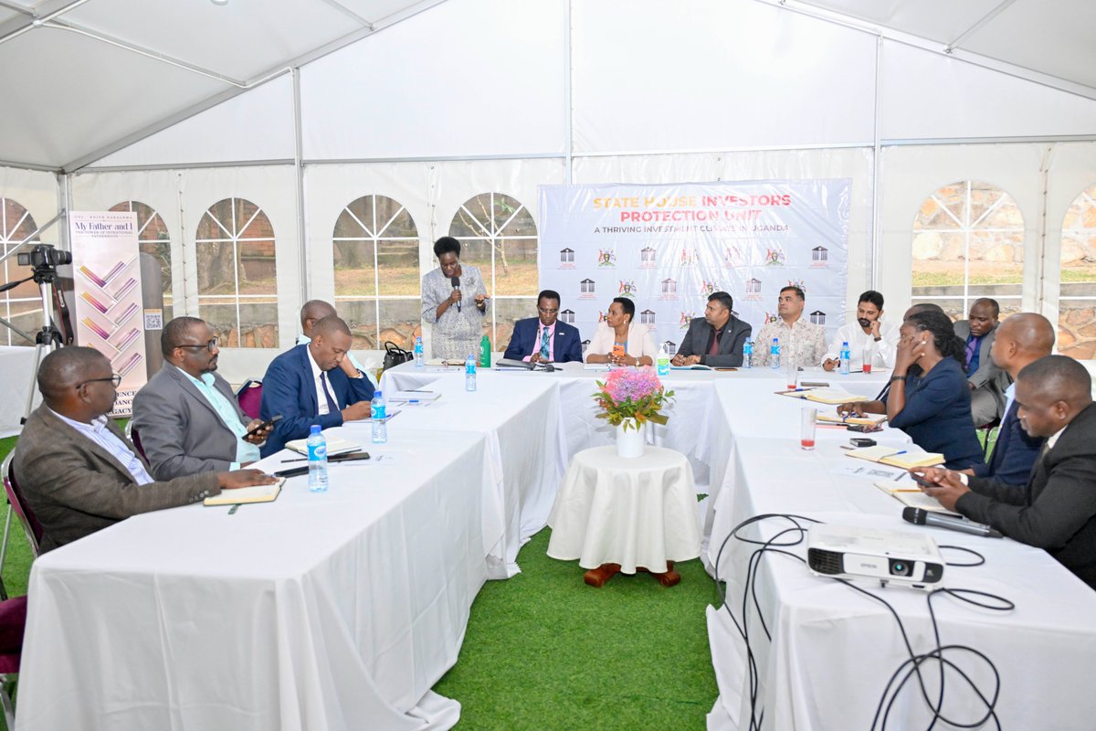 namala47810's tweet photo. High-value agriculture is taking root in Uganda!

Speaking for @MAAIF_Uganda, Ms. Mary Aacha Orikiriza backed new agro-investments like the 600-acre Nwoya project empowering out-grower farmers, boosting exports, and driving value addition.
Col.@edthnaka
#EmpoweringInvestors https://t.co/TsejwNimEY