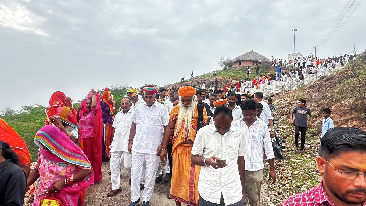 BabusRathore_'s tweet photo. गुरु पूर्णिमा रो ओ पावन अवसर और बालेसर रा राता भाखर में उमड़्यो ओ अथाग जनसैलाब!

पूज्य श्री मूलगिरीजी महाराज रो सानिध्य पायर 'श्री गुरु जलन्धरनाथ जी' अर पूज्य गोकुलगिरीजी महाराज री विशाल परिक्रमा में धोक देण रो सौभाग्य मिल्यो। https://t.co/VT4stTZjx0