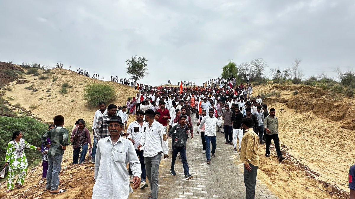 BabusRathore_'s tweet photo. गुरु पूर्णिमा रो ओ पावन अवसर और बालेसर रा राता भाखर में उमड़्यो ओ अथाग जनसैलाब!

पूज्य श्री मूलगिरीजी महाराज रो सानिध्य पायर 'श्री गुरु जलन्धरनाथ जी' अर पूज्य गोकुलगिरीजी महाराज री विशाल परिक्रमा में धोक देण रो सौभाग्य मिल्यो। https://t.co/VT4stTZjx0