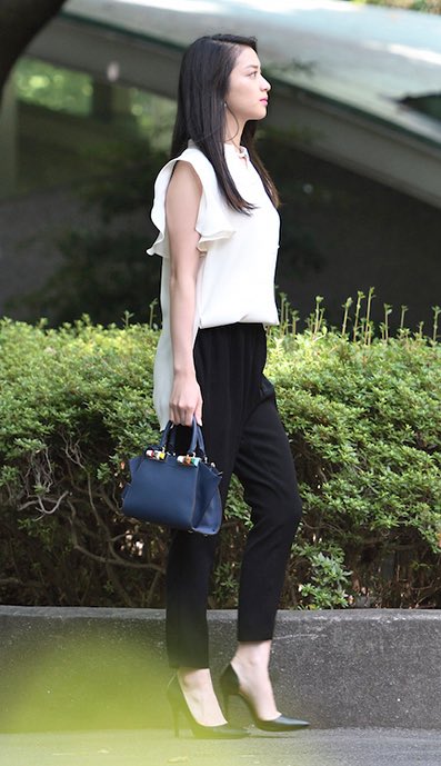 FilA_K_O's tweet photo. かっちり感があるのが似合うんだな。ボトムスも広がらない感じ。黒革の手帖の武井咲が参考になりそう https://t.co/GxE5iNLQUu