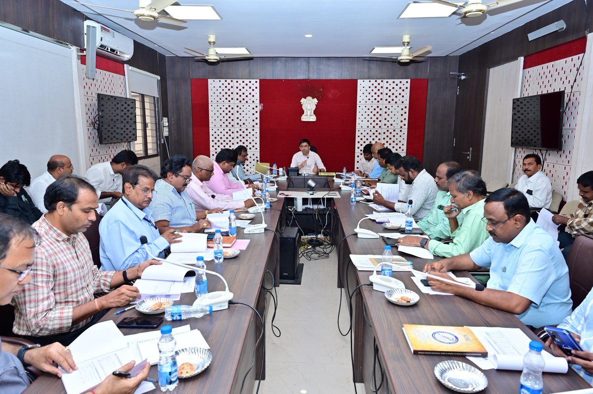 COLLECTORCTR25's tweet photo. ప్రతి కుటుంబం నుంచి ఒక పారిశ్రామికవేత్తను తయారు చేయడమే లక్ష్యం
పరిశ్రమల స్థాపనకు రాయితీలపై విస్తృత ప్రచారం నిర్వహించాలి – జిల్లా కలెక్టర్ సుమిత్ కుమార్
చిత్తూరు, జూలై 29: జిల్లాలో పరిశ్రమల ఏర్పాటుకు వచ్చిన దరఖాస్తులకు సింగిల్ విండో విధానంలో త్వరితగతిన అనుమతులు మంజూరు చేయాలని జిల్లా కలెక్టర్ సుమిత్ కుమార్ అధికారులను ఆదేశించారు.
బుధవారం కలెక్టరేట్‌లో నిర్వహించిన జిల్లా పారిశ్రామిక మరియు ఎగుమతి ప్రోత్సాహక కమిటీ (DIEPC) సమావేశంలో ఆయన మాట్లాడుతూ, ప్రతి కుటుంబం నుంచి ఒకరిని పారిశ్రామికవేత్తగా తీర్చిదిద్దడమే ప్రభుత్వ లక్ష్యమని తెలిపారు. పరిశ్రమల స్థాపనకు ప్రభుత్వం అందిస్తున్న రాయితీలపై విస్తృత అవగాహన కల్పించాలని, ఎస్సీ, ఎస్టీ నిరుద్యోగ యువతకు అధిక ప్రాధాన్యత ఇవ్వాలని సూచించారు.
పారిశ్రామికవేత్తలు తమ సమస్యలు, అవసరాలను https://t.co/wu8eXnJF9t పోర్టల్ ద్వారా నేరుగా ప్రభుత్వానికి తెలియజేసి సద్వినియోగం చేసుకోవాలని సూచించారు.
సమావేశంలో 23 ప్రోత్సాహక క్లెయిమ్‌లకు రూ.1.48 కోట్లు మంజూరు చేయడానికి కమిటీ ఆమోదం తెలిపింది. జిల్లాలో అమలులో ఉన్న పారిశ్రామిక ప్రాజెక్టుల పురోగతిని సమీక్షించి, వాటి వేగవంతమైన అమలుకు సంబంధిత అధికారులకు ఆదేశాలు జారీ చేశారు.
ఈ సమావేశంలో వివిధ శాఖల అధికారులు పాల్గొన్నారు