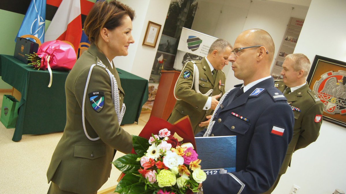 WCR_Glogow's tweet photo. 📍 Dziś w Sali Tradycji #4BInż odbyła się uroczysta zbiórka, podczas której p̷p̷ł̷k̷ ̷A̷g̷n̷i̷e̷s̷z̷k̷a̷ ̷K̷o̷z̷i̷k̷  objęła obowiązki Szefa Wojskowego Centrum Rekrutacji w Głogowie 🫡
🎖️ Pani Pułkownik życzymy wielu sukcesów  oraz powodzenia w realizacji nowych wyzwań. https://t.co/D3Yv9hiLq1