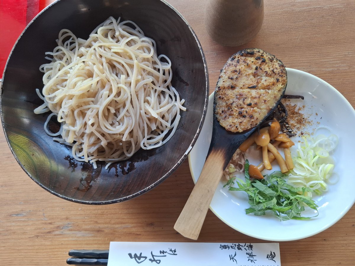 1rin2rin3rin4's tweet photo. ��かけると、
蕎麦が食べたくなるんです。
鴨汁蕎麦とぶっかけ蕎麦
ぶっかけは焼味噌をまぜる
初めてのタイプ
#蕎麦 https://t.co/GfqtHdUTpD