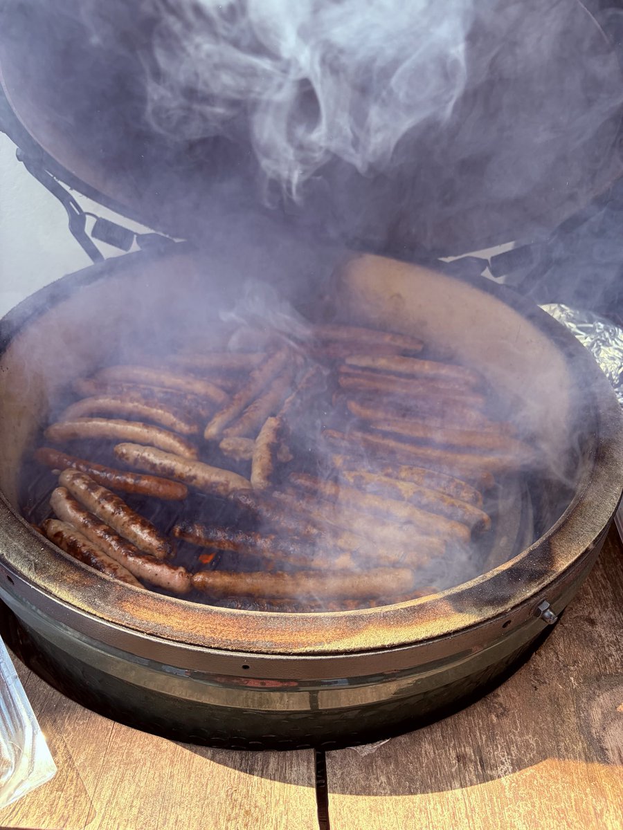 syrah_e's tweet photo. 先週に引き続き、会社でバーベキューランチ。同僚達のお手製デザート食べすぎて血糖値爆上がり。午後仕事にならん🫠 https://t.co/dIKYRJnvUL