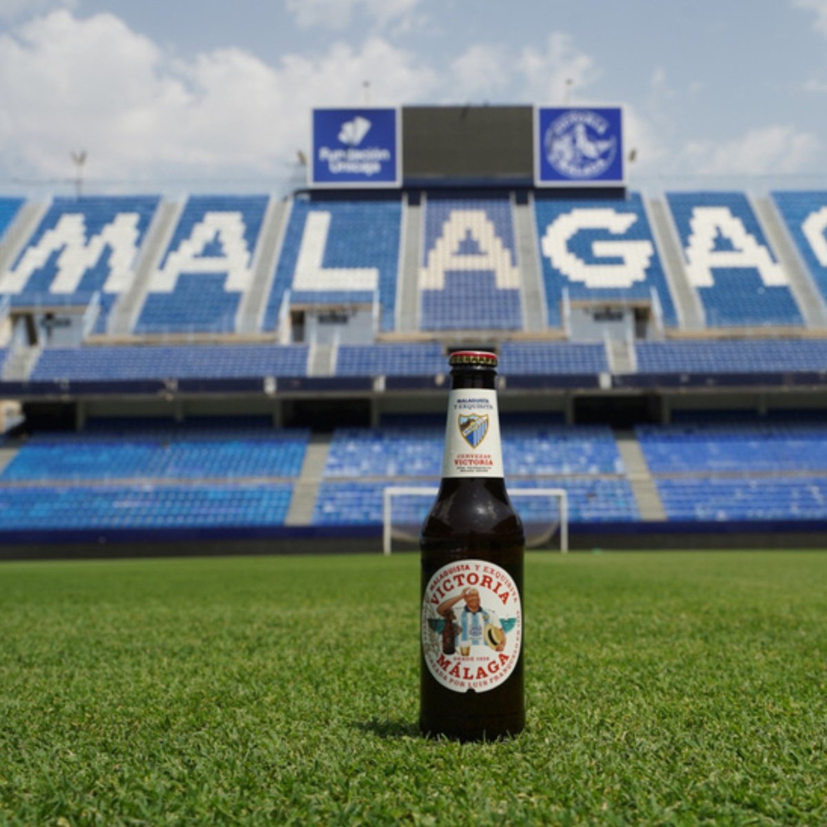 Ivanmartinol's tweet photo. 🍺 Era un secreto a voces, pero ya se ha oficializado el acuerdo entre Málaga CF y Cervezas Victoria. 

⚪️🔵 Para la firma se ha diseñado esta botella exclusiva con temática malaguista. https://t.co/hXHUea3BIh