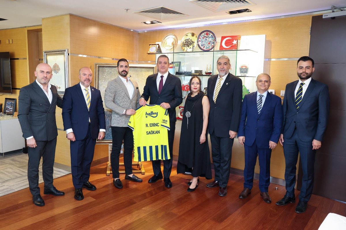 fbhukayder1907's tweet photo. Fenerbahçeli Hukukçular ve Kamu Yöneticileri Derneği Yönetim Kurulu heyeti olarak, Türkiye Barolar Birliği Başkanı Sayın Av. R. Erinç Sağkan'ı makamında ziyaret ederek derneğimize üye kaydını gerçekleştirdik. Nazik misafirperverliği, sohbeti ve ilgisi için Sayın Başkanımıza teşekkür ediyor; derneğimize katılmasından büyük mutluluk ve onur duyduğumuzu belirtmek istiyoruz.