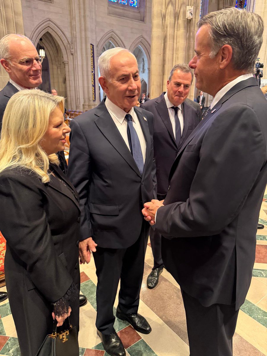 IsraeliPM_heb's tweet photo. ראש הממשלה בנימין נתניהו ורעייתו שרה נתניהו השתתפו אתמול בטקס האשכבה לידיד ישראל, הסנאטור לינדזי גרהאם, שנערך בוושינגטון.

ראש הממשלה ורעייתו חלקו כבוד אחרון לסנאטור המנוח, פטריוט אמריקני ובעל ברית גדול של מדינת ישראל שתרם רבות לחיזוק הקשר בין המדינות.

במסגרת הטקס ראש הממשלה ורעייתו שוחחו עם מנהיגים, בכירי הממשל וחברי קונגרס.