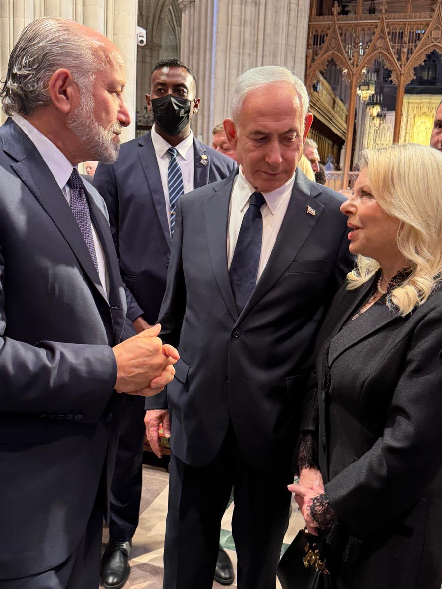 IsraeliPM_heb's tweet photo. ראש הממשלה בנימין נתניהו ורעייתו שרה נתניהו השתתפו אתמול בטקס האשכבה לידיד ישראל, הסנאטור לינדזי גרהאם, שנערך בוושינגטון.

ראש הממשלה ורעייתו חלקו כבוד אחרון לסנאטור המנוח, פטריוט אמריקני ובעל ברית גדול של מדינת ישראל שתרם רבות לחיזוק הקשר בין המדינות.

במסגרת הטקס ראש הממשלה ורעייתו שוחחו עם מנהיגים, בכירי הממשל וחברי קונגרס.