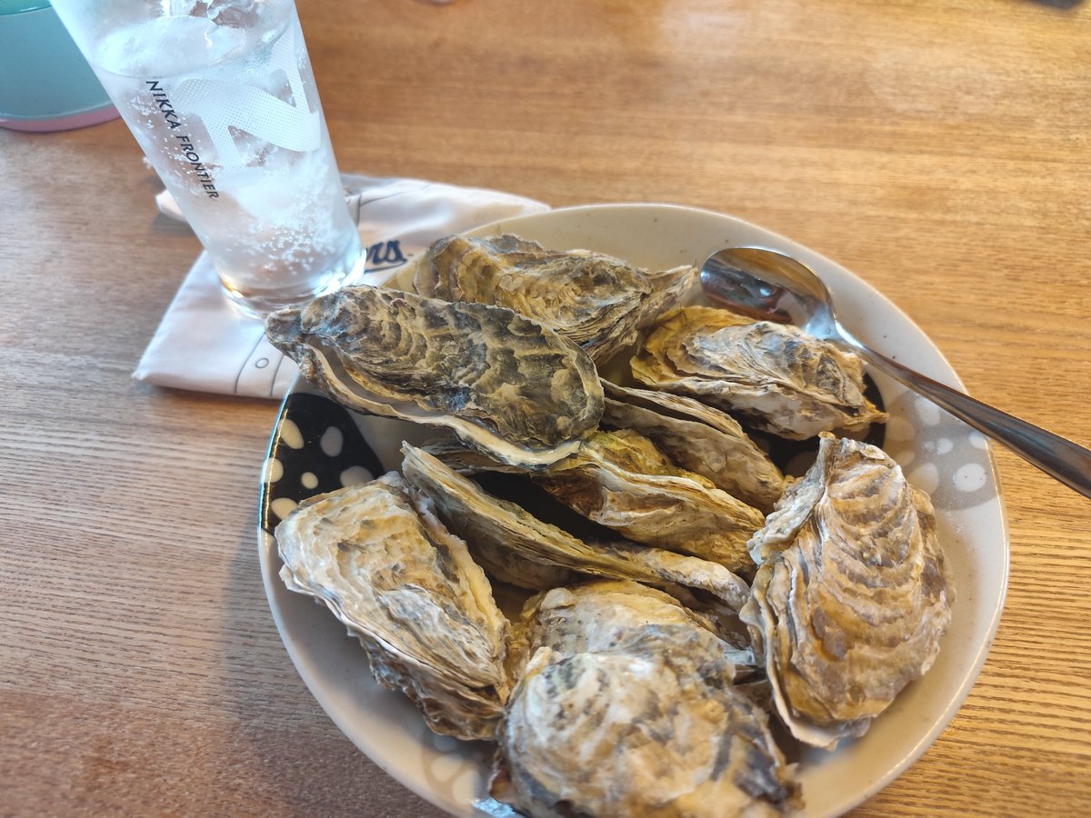 nakaocamp's tweet photo. 地元の市場でお買い得品🤤
稚内産、2500円！！
この時間にウニ丼食ってビール飲んで寝ます😆
美味すぎる！！
因みに牡蠣は10個550円、酒蒸しに、これまた絶品に美味い🤤
#牡蠣酒蒸し
#ウニ丼 https://t.co/Q0nWW1Cd9r