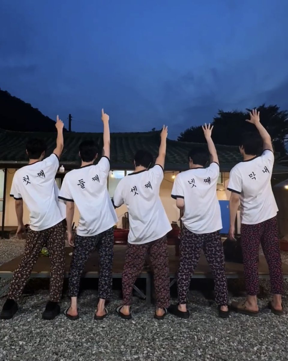 giantbabygw_'s tweet photo. 제로베이스원 등에 첫째 둘째 셋째 넷째 막내 (ㅠㅠ) 새겨서 단체티 맞춘 거 졸귀고 막내 개큼 .. https://t.co/KZ1yjkHoR2