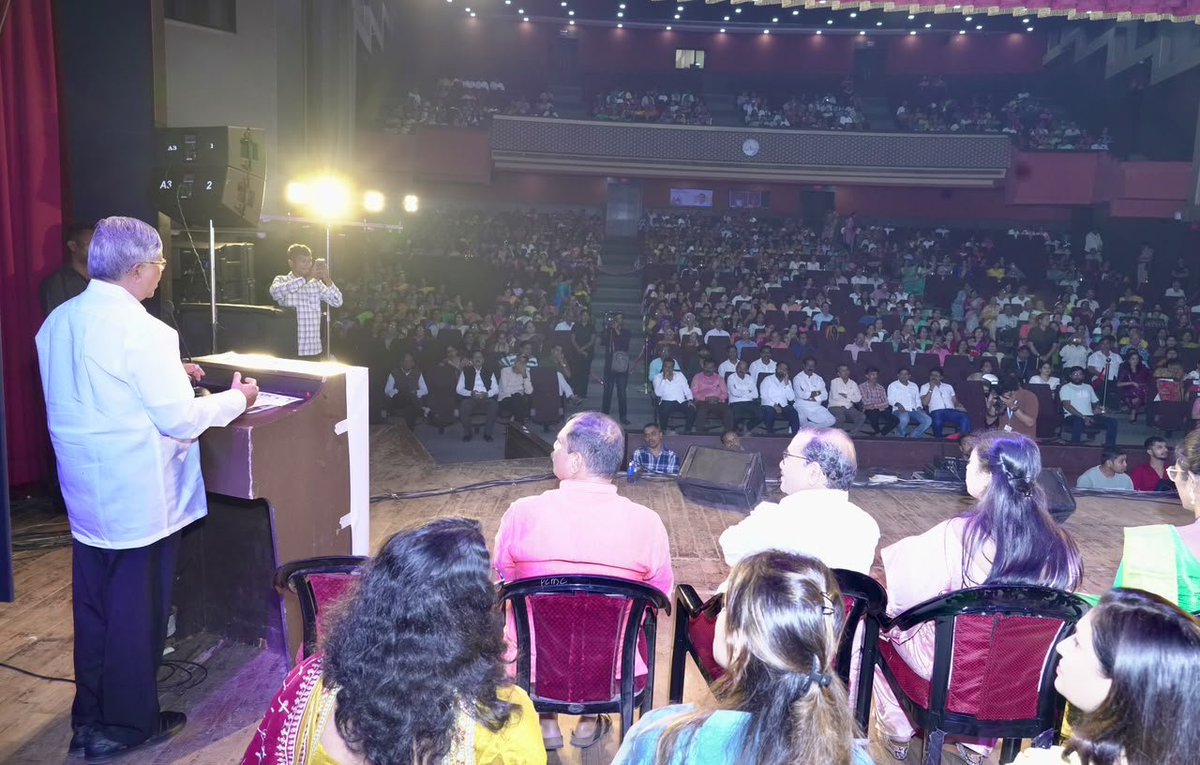 ChDadaPatil's tweet photo. आज पुण्यातील चिंचवड येथे सांस्कृतिक कार्य विभाग, समरसता साहित्य परिषद आणि आमदार उमाताई खापरे यांच्या संयुक्त विद्यमाने आयोजित 'नारी शक्ती महोत्सव' अतिशय उत्साहात पार पडला. या सोहळ्यास उपस्थित राहून समाजकारण, शिक्षण आणि संस्कृती यांसारख्या विविध क्षेत्रांत उल्लेखनीय कामगिरी करणाऱ्या कर्तृत्ववान महिलांचा विशेष सन्मान केला.

पुण्यश्लोक अहिल्यादेवी होळकर यांच्या आदर्शाचा उल्लेख करत, मोफत व्यावसायिक शिक्षण व 'मुख्यमंत्री माझी लाडकी बहीण योजना' यांमुळे महिला स्वावलंबी होत असल्याचे यावेळी नमूद करण्यात आले. या महोत्सवाचे औचित्य साधून आमदार उमाताई खापरे व ॲड. मोरेश्वर शेडगे यांना वाढदिवसाच्या शुभेच्छा दिल्या.

या सोहळ्याला आमदार शंकरभाऊ जगताप, आमदार अमित गोरखे, भाजप शहराध्यक्ष शत्रुघ्न काटे, ॲड. वर्षाताई डहाळे, डॉ. संजीवनी पांडे, सदाशिव खाडे, जयदीप खापरे व प्रवीण तुपे यांच्यासह राजकीय, सामाजिक व सांस्कृतिक क्षेत्रातील इतर मान्यवर आणि नागरिक मोठ्या संख्येने उपस्थित होते.

📍२९ जुलै २०२६, चिंचवड

#NariShaktiMahotsav #Chinchwad #WomenEmpowerment #PimpriChinchwad #NariShakti

@CMOMaharashtra @Dev_Fadnavis @mieknathshinde @SunetraA_Pawar @BJP4Maharashtra @umakhaprebjp @ShankarJagtap @AmitGorkhe