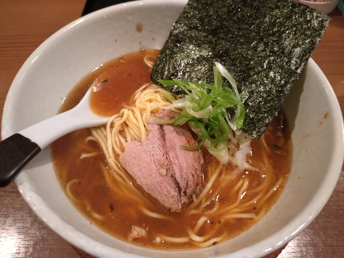 3104un's tweet photo. 〆ラーもキメたくなってしまったので、池袋西口の生粋にて醤油さんま中華そば。秋刀魚のシーズンじゃなくても、魚介出汁のしっかり効いたスープがうま〜🍜 https://t.co/au6oBLZVXL