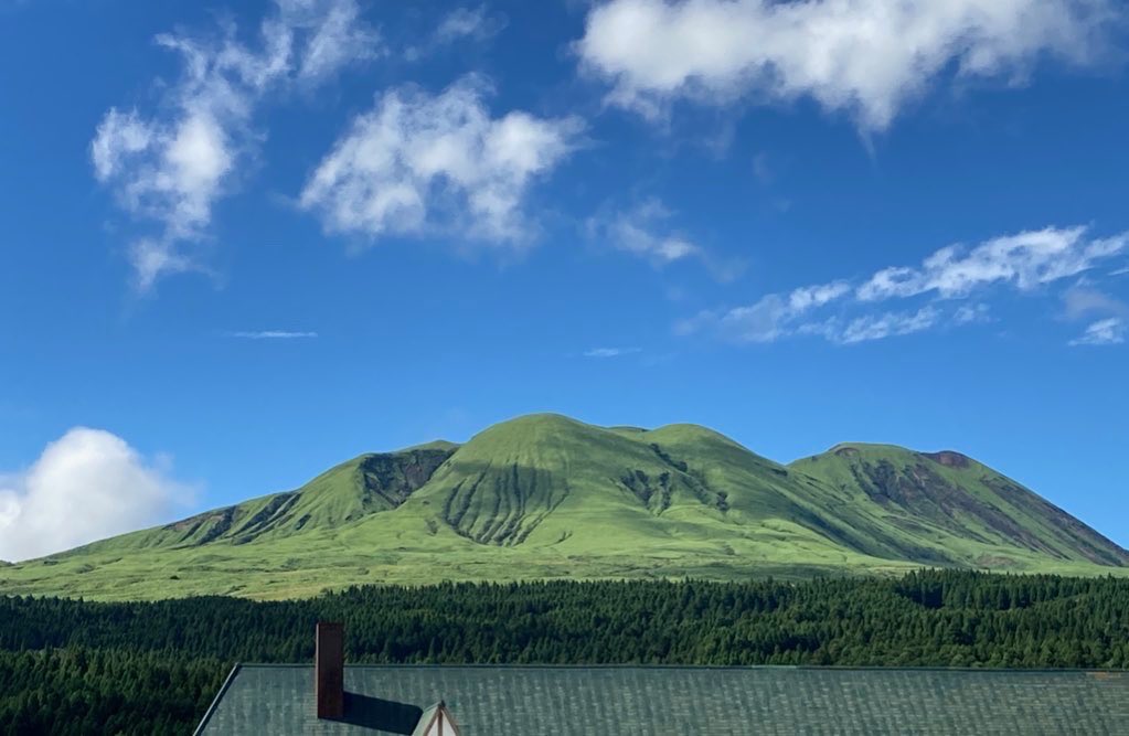maru2017pan's tweet photo. 去年行った熊本の美しい風景でも。
阿蘇の山肌がはげている所は前回の地震の爪痕。 https://t.co/2k3zbtwSVO