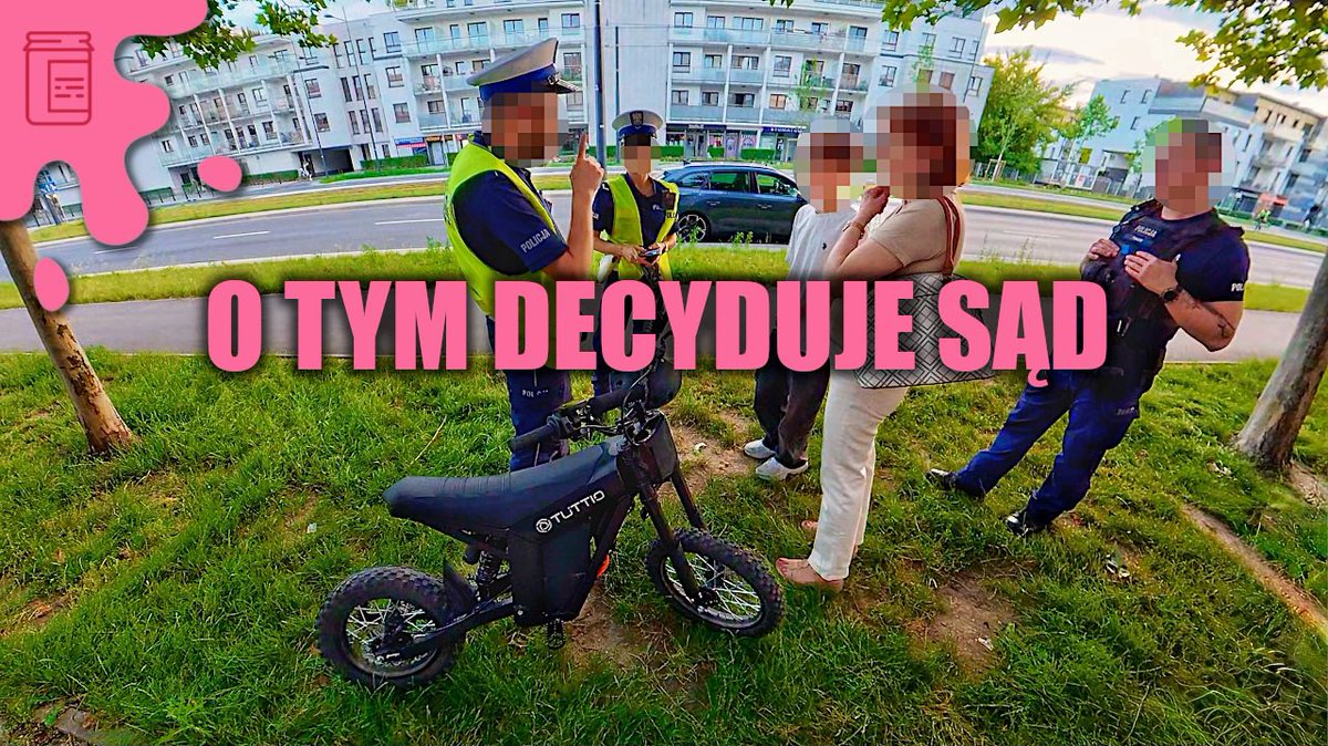 KonfituraWAkcji's tweet photo. Lekkomyślni rodzice kupują dzieciom sprzęty, którymi nie wolno poruszać się po publicznych drogach. Dzieciaki pędzą po chodnikach i drogach dla rowerów stwarzając zagrożenie dla innych uczestników ruchu. Nie da się reagować inaczej, niż zatrzymując kierującego i wzywając do niego policję. „Dzieci chcą się bawić (Surroniarze - Odc. 2)”: https://t.co/qGaPfut0uH