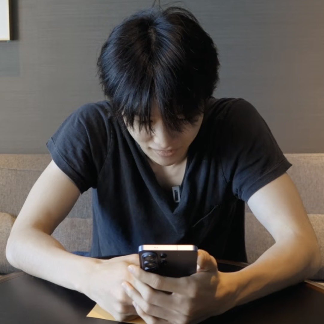 blessmebape's tweet photo. แล้วตานี่หน้าสดนั่งสั่งข้าวแต่หล่อมากอะ T^T https://t.co/Vm0eGRBYvO