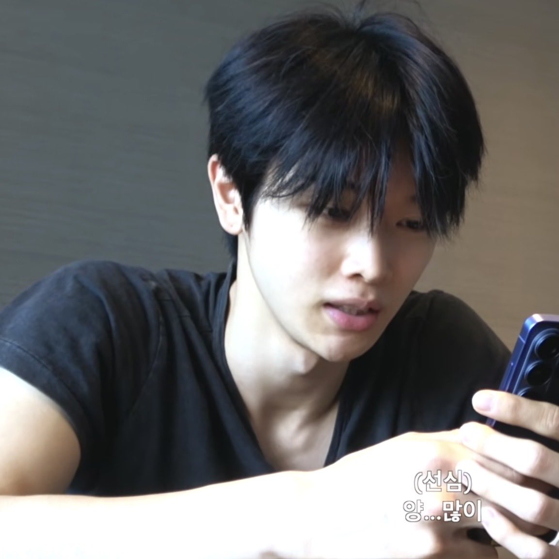 blessmebape's tweet photo. แล้วตานี่หน้าสดนั่งสั่งข้าวแต่หล่อมากอะ T^T https://t.co/Vm0eGRBYvO