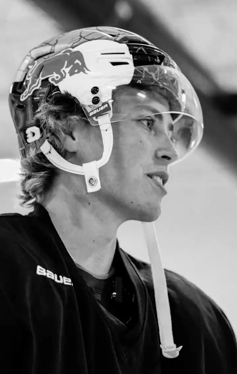 rawfearss's tweet photo. the happiest #wshwednesday because we have will smith hockey playing hockey tomorrow 💌 https://t.co/SYmPCDK4Ge