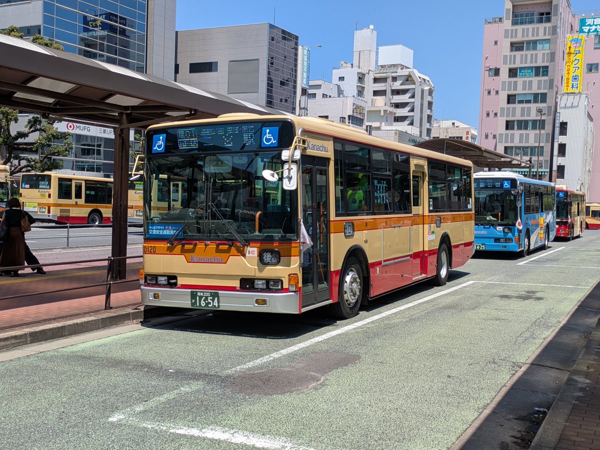 odakyu_kanachu's tweet photo. 2026.7.20　神奈川中央交通 江の島線　乗車特典 撮影会②

ひ120号車　QKG-MP35FM(磯01 大磯駅〜運動公園〜二宮駅北口)
ひ4号車　PKG-MP35UM(二03 二宮駅北口〜黒岩台〜運動公園)
ひ39号車　2PG-MP38FK(磯13 湘南大磯住宅)

2026.8に廃止される磯01などの幕も出されてました。小型車固定の路線です。 https://t.co/RIuTqvQort