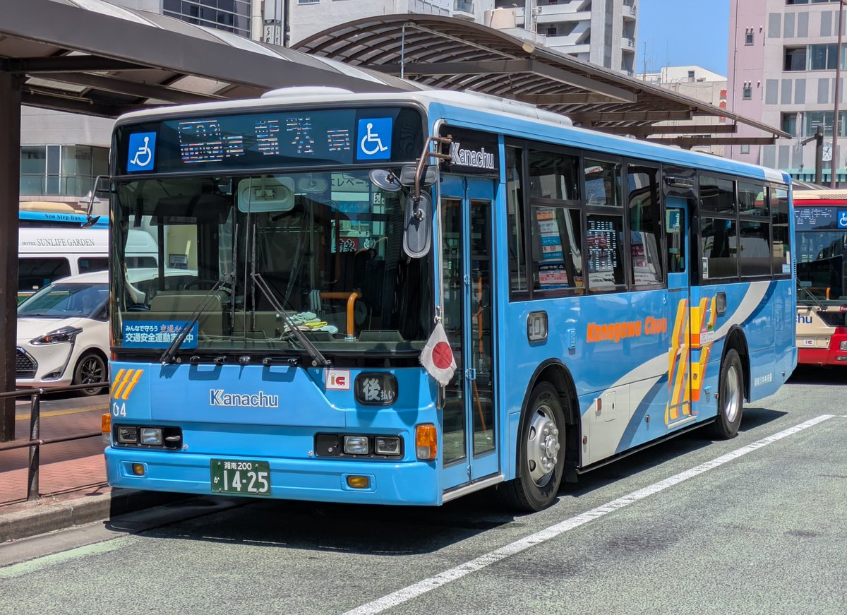 odakyu_kanachu's tweet photo. 2026.7.20　神奈川中央交通 江の島線　乗車特典 撮影会②

ひ120号車　QKG-MP35FM(磯01 大磯駅〜運動公園〜二宮駅北口)
ひ4号車　PKG-MP35UM(二03 二宮駅北口〜黒岩台〜運動公園)
ひ39号車　2PG-MP38FK(磯13 湘南大磯住宅)

2026.8に廃止される磯01などの幕も出されてました。小型車固定の路線です。 https://t.co/RIuTqvQort