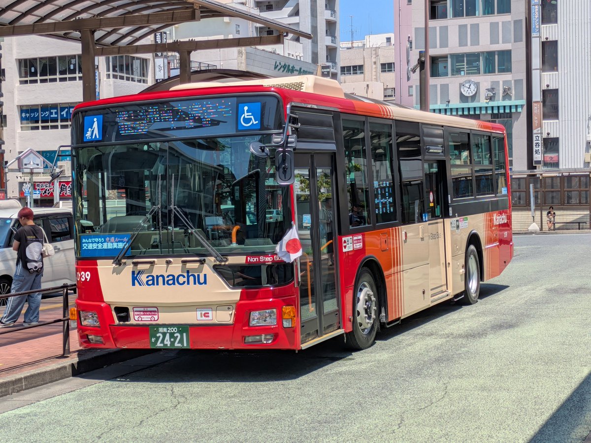 odakyu_kanachu's tweet photo. 2026.7.20　神奈川中央交通 江の島線　乗車特典 撮影会②

ひ120号車　QKG-MP35FM(磯01 大磯駅〜運動公園〜二宮駅北口)
ひ4号車　PKG-MP35UM(二03 二宮駅北口〜黒岩台〜運動公園)
ひ39号車　2PG-MP38FK(磯13 湘南大磯住宅)

2026.8に廃止される磯01などの幕も出されてました。小型車固定の路線です。 https://t.co/RIuTqvQort
