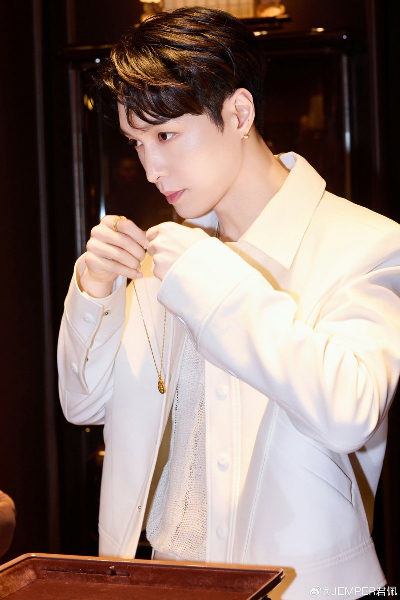 knockknock0408's tweet photo. LAY - JEMPER君佩 weibo https://t.co/idYfqAvqDD