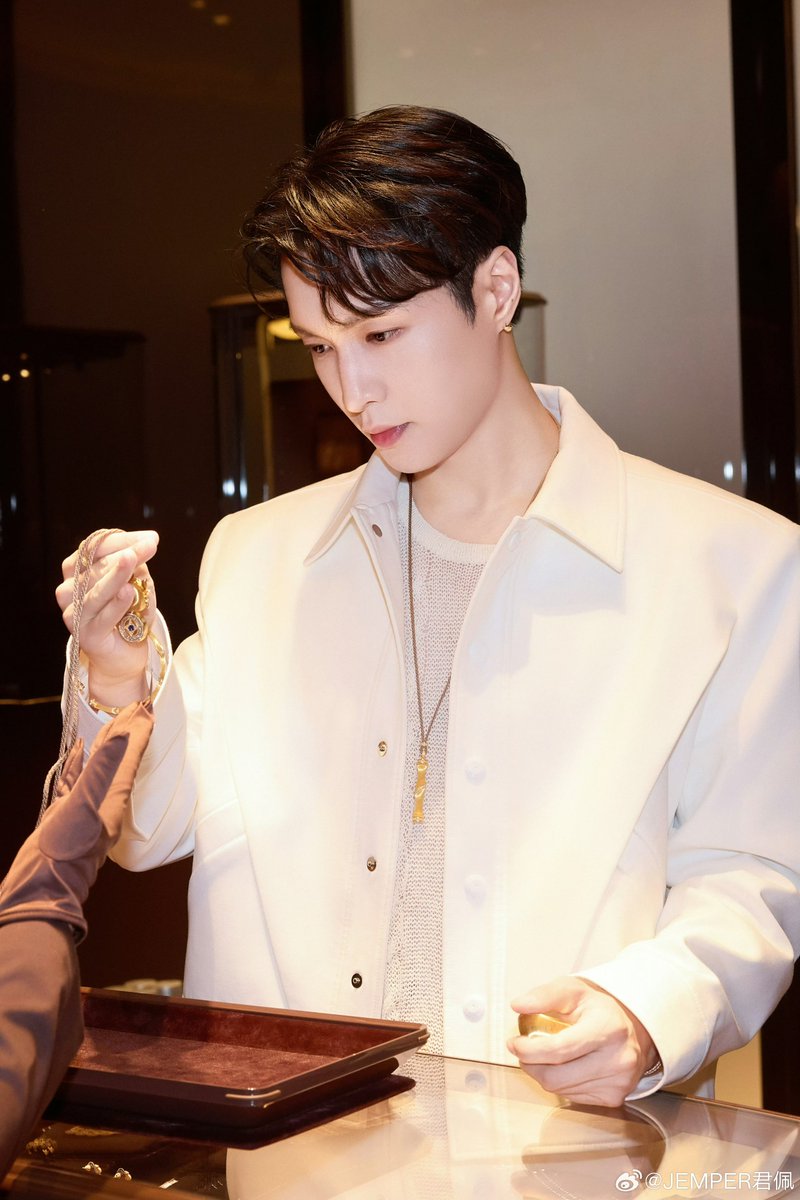 knockknock0408's tweet photo. LAY - JEMPER君佩 weibo https://t.co/idYfqAvqDD