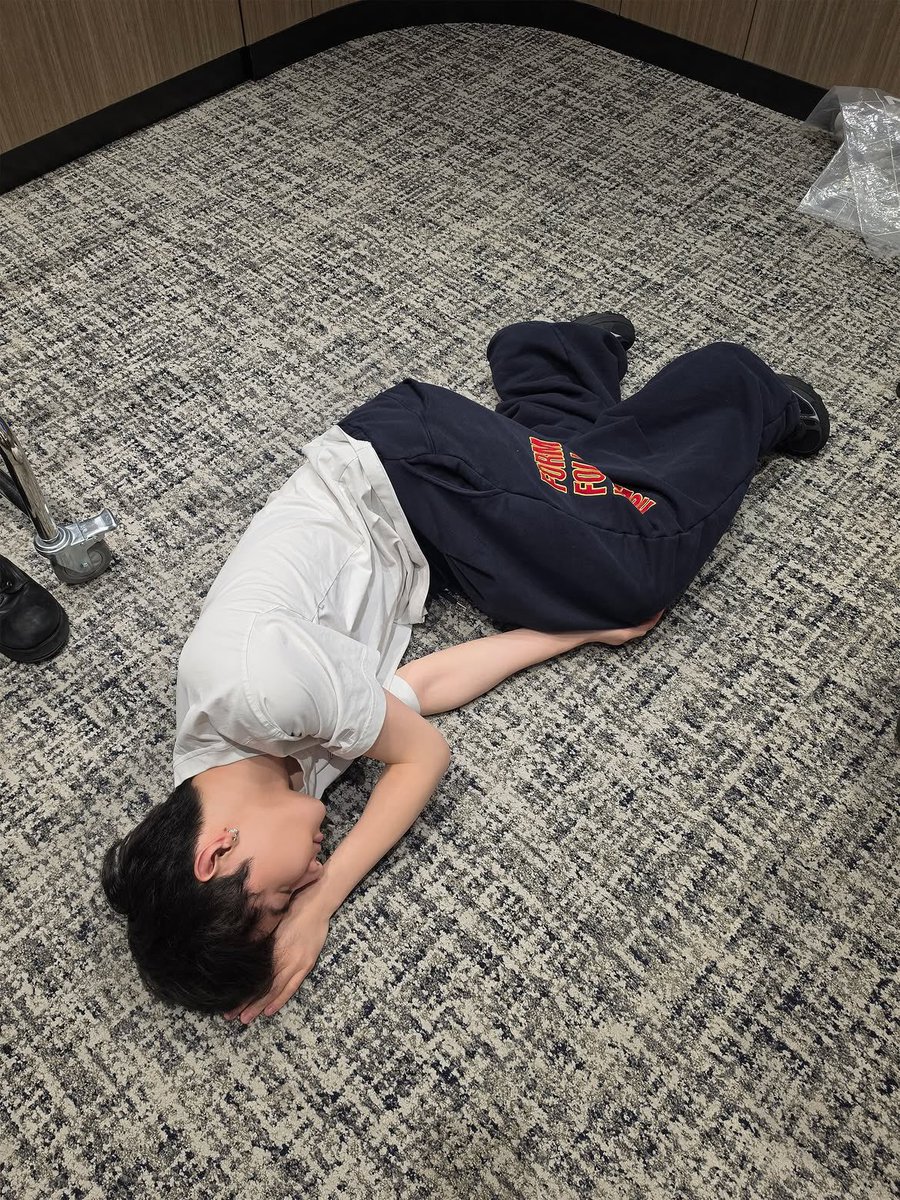 zghaosolo's tweet photo. our hard working jang leader 🫳🏻 https://t.co/ofXDLecSTv