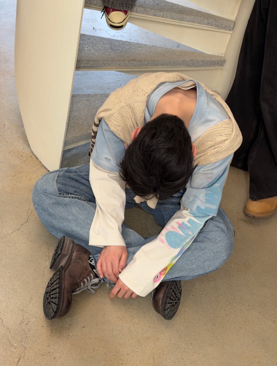 zghaosolo's tweet photo. our hard working jang leader 🫳🏻 https://t.co/ofXDLecSTv