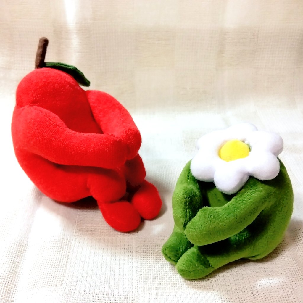 uttttate's tweet photo. リンゴマンのミニ版がガチャで出たので探してやってきた。リンゴジャナイマンが出たけどかわいいから良し https://t.co/x0BqinvOV5