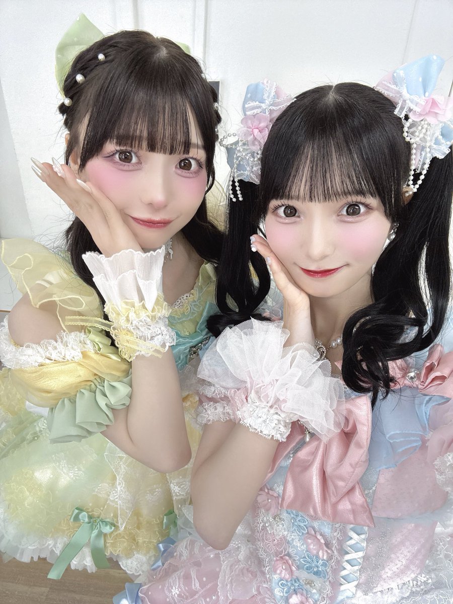 one___mio's tweet photo. 新メンバー2人目はみりちゃん🌙🎀
初めてパフォーマンスを見た時から
きらきらした華やかな姿が素敵で
一瞬で目を惹かれました🥺✨️
お話する度に明るくて優しい人柄を
知って、周りの人みんなを笑顔にできるような
温かい魅力が大好きだよ💭
同じ黒髪ロング嬉しいの💖
一緒に沢山の夢を叶えようね🪄 https://t.co/bVokg1dvDu