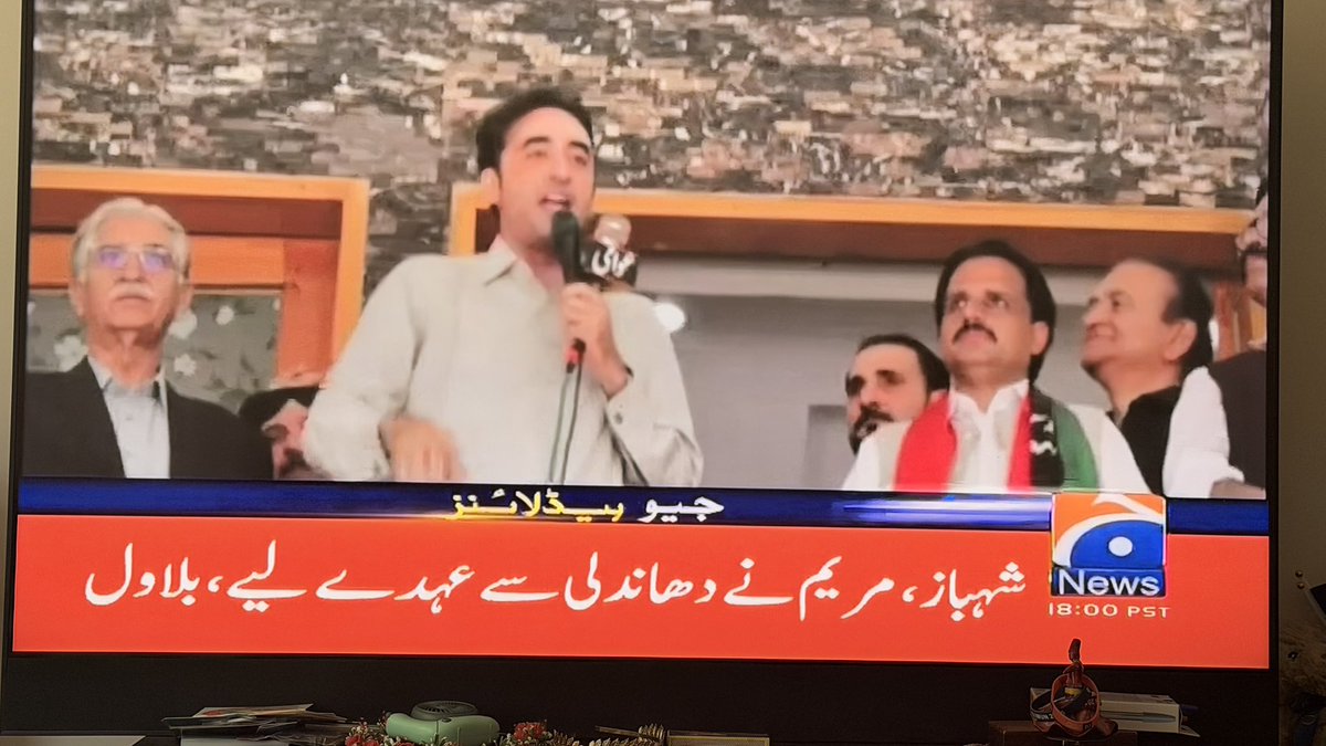 ShamaJunejo's tweet photo. کیا یہ کامیڈی تھیٹر نہیں ہے کہ جس مسلم لیگ نون پر بلاول دھاندلی سے حکومت میں آنے کا الزام لگا رہا ہے، اُسی مُسلم لیگ نون کے ووٹوں سے زرداری صاحب صدر بنے اور گیلانی صاحب سینیٹ چیئرمین۔ 
جس شہباز شریف کو آج بُرا بھلا کہہ رہے ہیں، اُسے شہباز شریف کی ایک حکومت میں بلاول خود وزیرخارجہ تھا اور دوسری حکومت میں اَسی حکومت کے نہ صرف اتحادی بن کے اپنے والد کو صدر بنوایا بلکہ اُسی حکومت کا نما��ندہ بن کے  برطانیہ امریکہ اور یورپ کے دورے کیے 
الیکشن میں ووٹ جس نے بھی لینے ہیں، اپنی کارکردگی سے لیں۔ جلسوں میں گالیاں دے کے اسمبلی میں گلے لگنے والے کیا ہوتے ہیں؟
بس کردیں اب نوے کی سیاست 
عوام کو نفرت ہوگئی ہے اس منافقت سے اور ایسی سیاست سے!