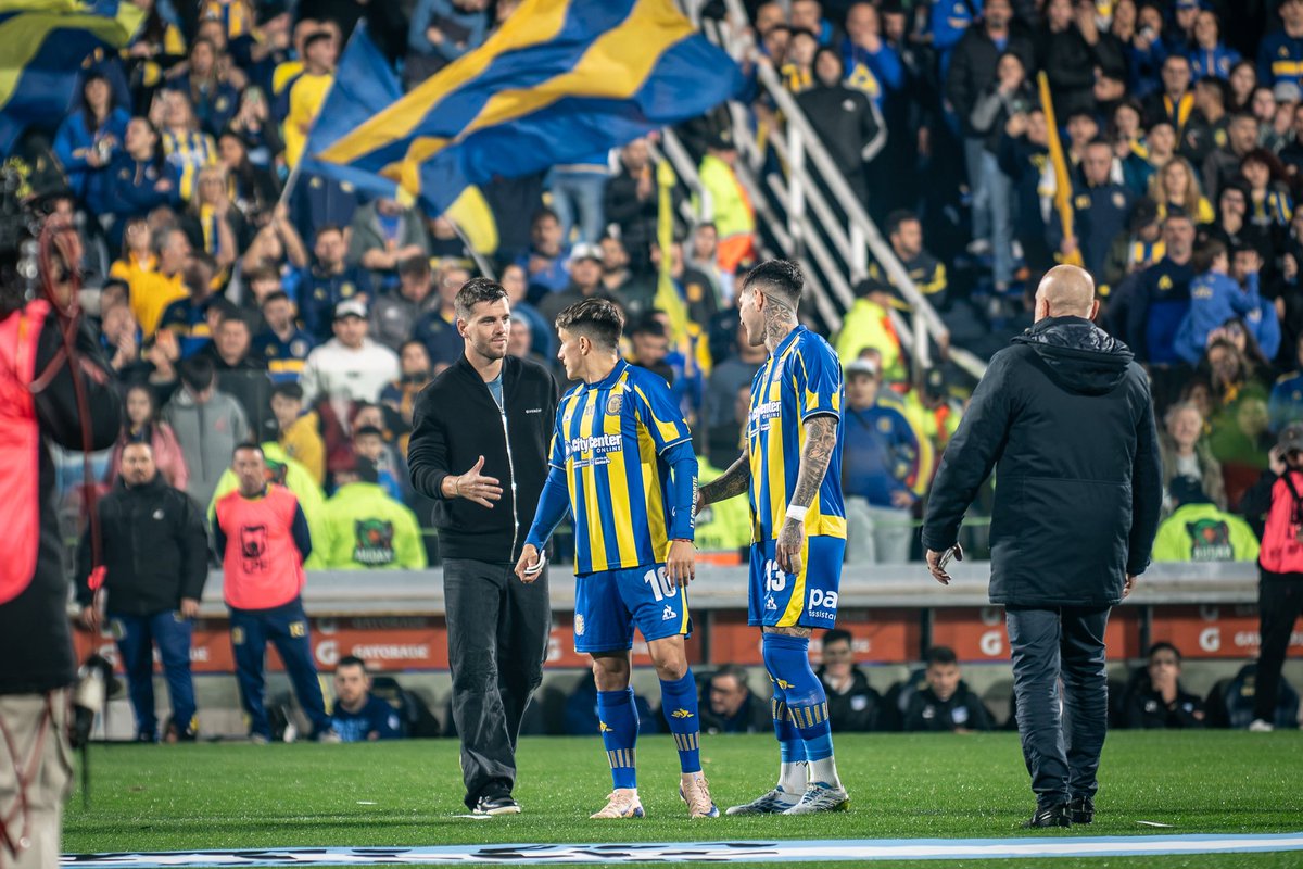 RosarioCentral's tweet photo. Siempre es lindo volver a verte 💛💙🥹

El Gigante recibió a Gio Lo Celso en el homenaje a la Selección Argentina.

¡Gracias, Mono! ¡Gracias, Selección! 🇦🇷 https://t.co/JmVdMFWPip