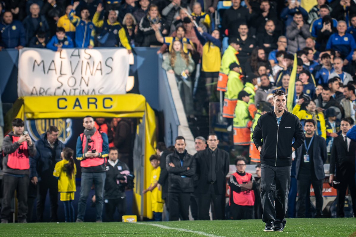 RosarioCentral's tweet photo. Siempre es lindo volver a verte 💛💙🥹

El Gigante recibió a Gio Lo Celso en el homenaje a la Selección Argentina.

¡Gracias, Mono! ¡Gracias, Selección! 🇦🇷 https://t.co/JmVdMFWPip