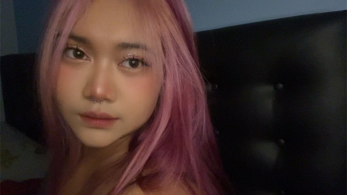 eepybbnuy's tweet photo. #lesbian pink hair https://t.co/8hLRXmNrZu
