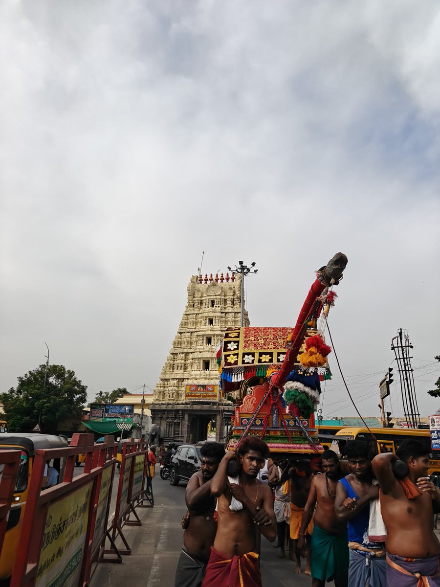 KanchiMatham's tweet photo. Guru Poornima - the utsava murti of Jagadguru Adi Shankaracharya was taken out in procession through the Raja veethis in #Kanchipuram. Earlier, visesha pujas and abhishekam was performed at Sri #Kanchi Kamakshi Ambal Devasthanam..#kamakoti https://t.co/CZBt5cwfxP