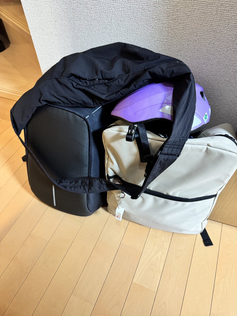 sumariiin's tweet photo. 使わないまま期限を迎えて欲しかった7年保存の防災セットと避難グッズ、使うことなくまた中身の整理ができますように。(車の中にも、服とか車の熱に影響のないものを入れています)(ガソリンは土曜日に満タンに入れましたっ！！！！) https://t.co/xk2MYTIMZV