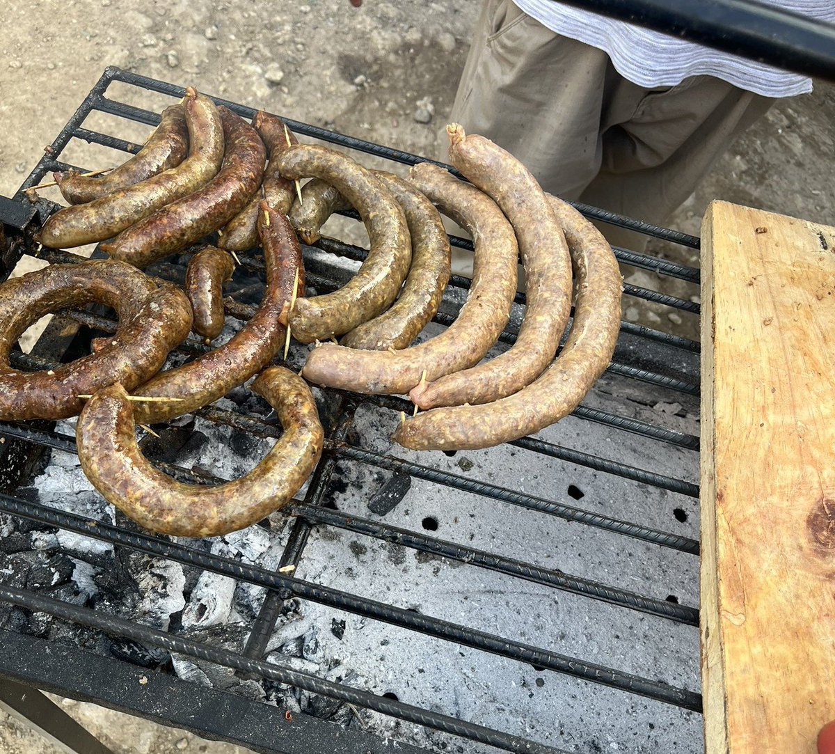 CavityDamas23's tweet photo. Watu wa maofisini ndo tunakula saizi 
We ulie kula cha mchana saa saba nakukumbusha kuna jera 😂 https://t.co/Vrti0bayGg