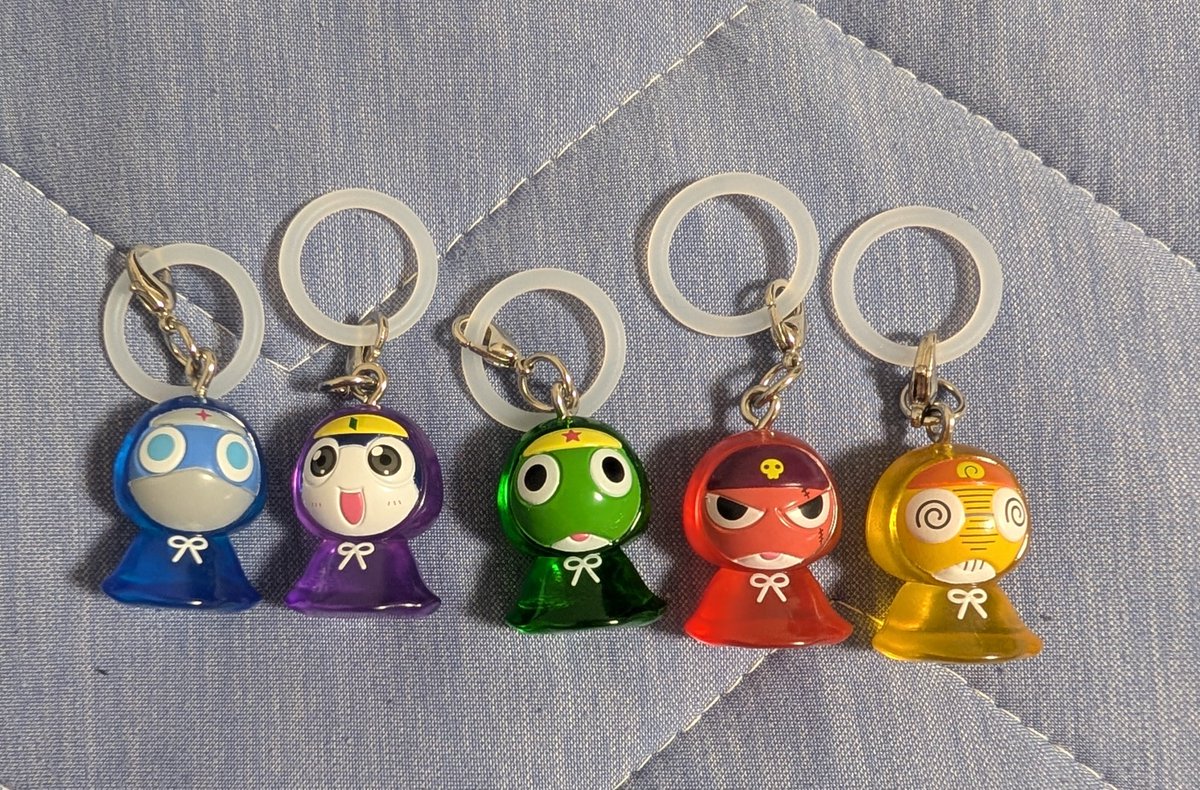 krtmgrkrdr's tweet photo. ケロロ軍曹のめじるしアクセサリーとカラフルマルチチャーム！！
マジで転売ヤーっぽい集団多かった...
「黄色人気なさそう」「紫可愛い」
せめて名前で呼んであげましょう...？ https://t.co/1fu9I9AdB9
