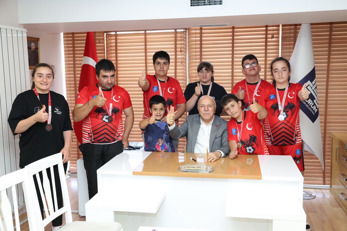 mehmetsekmen's tweet photo. Şehrimizin gururu olan özel sporcularımızı belediyemizde ağırladık. 

Türkiye Özel Sporcular Spor Federasyonu tarafından Muğla Marmaris’te düzenlenen 1. ve 2. Bölge Bocce Müsabakalarında ilimizi ilk kez temsil ederek madalyalarla dönen Erzurum Otizm Spor Kulübü sporcularımız, azimleriyle, gayretleriyle ve ortaya koydukları mücadeleyle hepimizin göğsünü kabarttı.

Engellerin azim karşısında nasıl aşılabileceğini bir kez daha gösteren kıymetli evlatlarımızın her başarısı, Erzurum’umuzun başarısıdır.

Sporcularımızı, ailelerini ve antrenörlerimizi yürekten tebrik ediyor; başarılarının daim olmasını temenni ediyorum.